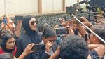 Senyum Paula Verhoeven, Tampil Serba Hitam di Pengadilan