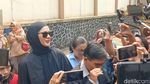Senyum Paula Verhoeven, Tampil Serba Hitam di Pengadilan