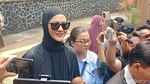 Senyum Paula Verhoeven, Tampil Serba Hitam di Pengadilan