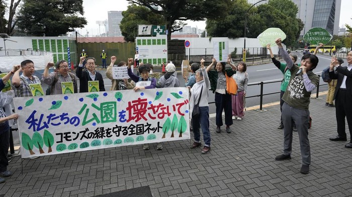 Pecinta Lingkungan Tokyo Gelar Aksi di Taman Jingu Gaien Para pecinta lingkungan di Tokyo, Jepang mengadakan unjuk rasa di Taman Jingu Gaien. Mereka menolak penebangan pohon di taman tersebut.