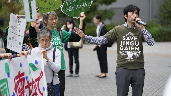 Para pecinta lingkungan di Tokyo, Jepang mengadakan unjuk rasa di Taman Jingu Gaien. Mereka menolak penebangan pohon di taman tersebut.