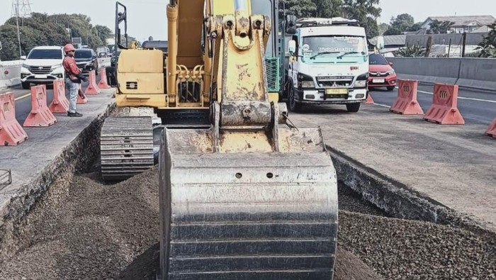 Pekerjaan rekonstruksi jembatan di  KM 62+720 Tol Jakata-Cikampek Arah Jakarta