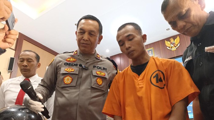 Pelaku penganiayaan di Blitar gegara tersinggung ditatap saat di jalan