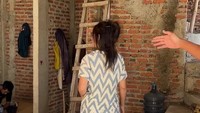 Ini penampakan di dalam rumah Bunda Corla yang masih dibangun. Terlihat ada ruangan-ruangan dan tangga kecil meski masih dalam berupa batu bata dan beton.