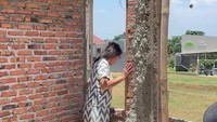 Ketika naik ke lantai atas, terlihat ruangan dengan sejumlah lubang pada dinding untuk jendela. Ruangan ini pun masih terpasang rangka-rangka bambu untuk tukang bekerja.