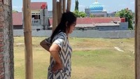 Lalu, ada bukaan besar yang menunjukkan pemandangan ke luar rumah Bunda Corla. Meski belum diketahui fungsi bukaan tersebut, lubang itu memberi pemandangan lapangan hijau yang luas.