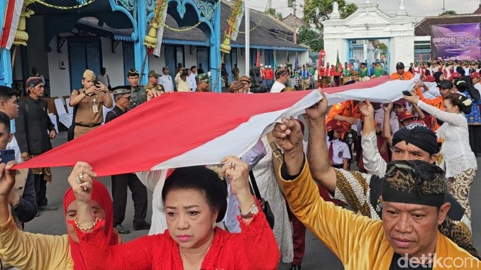 Pembentangan bendera merah putih di Keraton Solo saat upacara hari sumpah pemuda, Senin (28/10/2024)