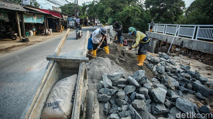Penampakan Perbaikan Jalan di Pitara Depok, Anggaran Capai Rp 3,9 M Jalan Pitara, Depok tengah dilakukan perbaikan jalan. Anggaran untuk proyek tersebut mencapai Rp 3,9 miliar.
