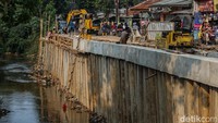 Kepala DPUPR Kota Depok Citra Indah Yulianty mengatakan, rekonstruksi tersebut merupakan pekerjaan pelebaran jalan dan penguatan dinding kali lanjutan.