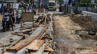 Sebelumnya telah dikerjakan tahap I pada tahun 2023. Untuk pelebaran jalan menggunakan betonisasi, sedangkan penguatan dinding kali menggunakan sheet pile atau dinding penahan tiang pancang serta turap.
