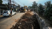 Dikatakannya, terdapat dua pelaksanaan pekerjaan dalam satu ruas jalan. Pertama terkait pekerjaan Jalan Cipayung dan kedua pekerjaan Jalan Pitara.