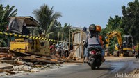 Pengendara melintas di jalan Pitara, Depok, Senin (28/10/2024).