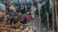 Pekerjaan nampak dikebut siang malam untuk mencapai target, jalan juga nampak ditutup sebagian.