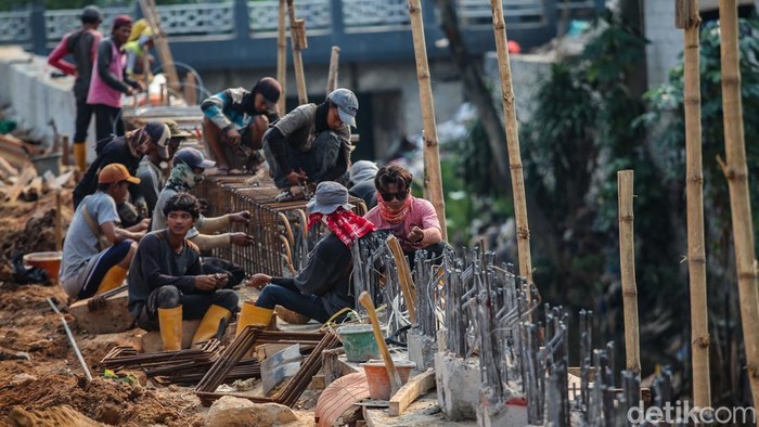 Penampakan Perbaikan Jalan di Pitara Depok, Anggaran Capai Rp 3,9 M Jalan Pitara, Depok tengah dilakukan perbaikan jalan. Anggaran untuk proyek tersebut mencapai Rp 3,9 miliar.