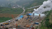 Pekerja beraktivitas di areal instalasi sumur geothermal atau panas bumi untuk Pembangkit Tenaga Listrik Panas Bumi (PLTP) PT Geo Dipa Energi.  