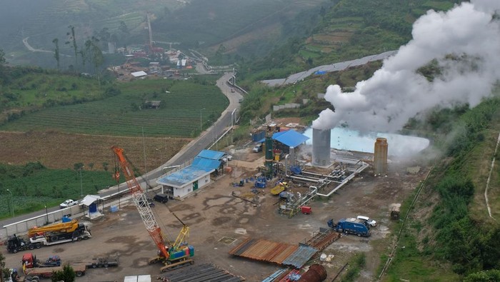 Pekerja beraktivitas di areal instalasi sumur geothermal atau panas bumi untuk Pembangkit Tenaga Listrik Panas Bumi (PLTP) PT Geo Dipa Energi di kawasan dataran tinggi Dieng Desa Kepakisan, Batur, Banjarnegara, Jawa Tengah, Senin (28/7/2024). Kementerian Energi dan Sumber Daya Mineral (ESDM) mendorong berbagai upaya untuk mengoptimalisasi pemanfaatan tenaga panas bumi bagi kelistrikan dengan mengembangkan proyek PLTP karena ramah lingkungan, terbarukan dan berkelanjutan. ANTARA FOTO/Anis Efizudin/foc.