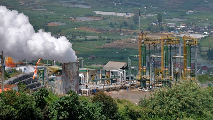Pekerja beraktivitas di areal instalasi sumur geothermal atau panas bumi untuk Pembangkit Tenaga Listrik Panas Bumi (PLTP) PT Geo Dipa Energi di kawasan dataran tinggi Dieng Desa Kepakisan, Batur, Banjarnegara, Jawa Tengah, Senin (28/7/2024). Kementerian Energi dan Sumber Daya Mineral (ESDM) mendorong berbagai upaya untuk mengoptimalisasi pemanfaatan tenaga panas bumi bagi kelistrikan dengan mengembangkan proyek PLTP karena ramah lingkungan, terbarukan dan berkelanjutan. ANTARA FOTO/Anis Efizudin/foc.