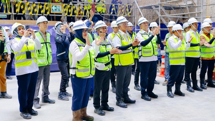 Penampakan Terowongan Penghubung Stasiun MRT Kota-Glodok PT MRT Jakarta (Perseroda) menyelesaikan pembangunan terowongan southbound yang menghubungkan Stasiun MRT Kota dan Stasiun Glodok. Dengan begitu, kedua terowongan, baik northbound maupun southbound yang terletak di antara kedua stasiun, telah selesai dibangun.