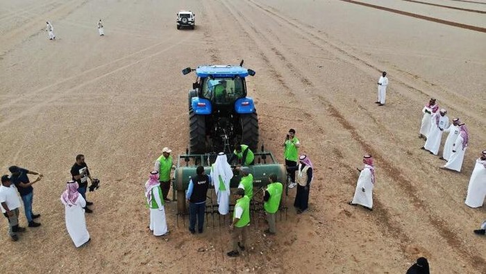 Pejabat dan perwakilan entitas dan asosiasi pemerintah bersama dengan penduduk setempat berpartisipasi dalam kegiatan penghijauan di Padang Rumput yang Dilindungi Raja Abdulaziz di kegubernuran Al Hanakiyah.