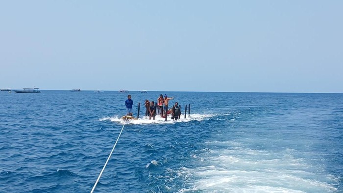 Kapal Ocean 5 tenggelam di perairan Gili Trawangan, Lombok Utara, NTB, Minggu (27/8/2024).