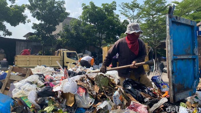 Petugas di TPS Ciwastra sedang merapikan tumpukan sampah