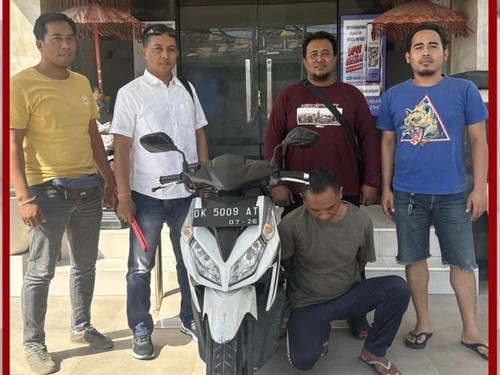 Petugas saat mengamankan Sudira dan barang bukti sepeda motor curian di Mapolsek Denpasar Barat, Senin (28/10/2024). (Ist/Humas Polresta Denpasar)