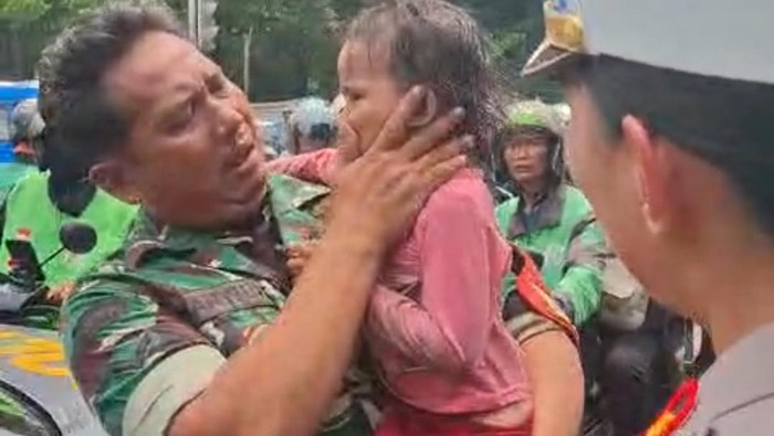 Petugas TNI-Polri menangis terharu usai berhasil mengevakuasi bocah yang disekap di Pospol Pejaten.