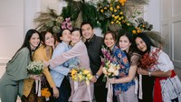 Di Instagram, Pevita Pearce cerita mulanya mengundang para sahabat ke launching project terbaru. Di situ, ia meminta mereka memakai kebaya. (Foto: dok Instagram)