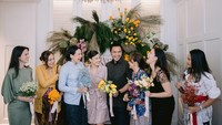 Saat datang, sahabatnya dikejutkan dengan acara lamaran Pevita Pearce. Pevita meminta maaf atas prank launching project-nya. (Foto: dok Instagram)