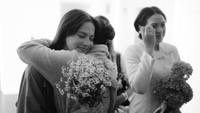 Pevita Pearce memeluk sahabat seusai dilamar Mirzan Meer. (Foto: dok Instagram)