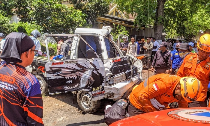 pikap tabrak xpander bondowoso