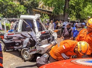 Pikap Pengangkut Ikan di Bondowoso Tercebur Parit, Sopir Luka Parah