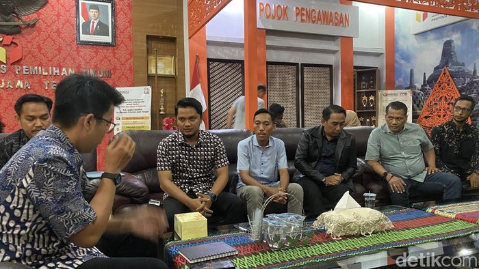 Tim hukum Pasangan Calon Gubernur-Wakil Gubernur Jateng Luthfi-Yasin melaporkan kasus dugaan netralitas kades ke Bawaslu Jateng, Senin (28/10/2024).