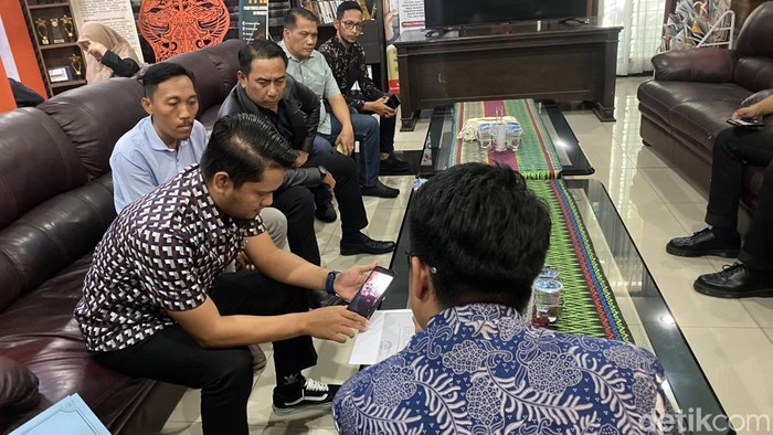 Tim hukum Pasangan Calon Gubernur-Wakil Gubernur Jateng Luthfi-Yasin melaporkan kasus dugaan netralitas kades ke Bawaslu Jateng, Senin (28/10/2024).