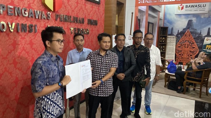 Tim hukum Pasangan Calon Gubernur-Wakil Gubernur Jateng Luthfi-Yasin melaporkan kasus dugaan netralitas kades ke Bawaslu Jateng, Senin (28/10/2024).