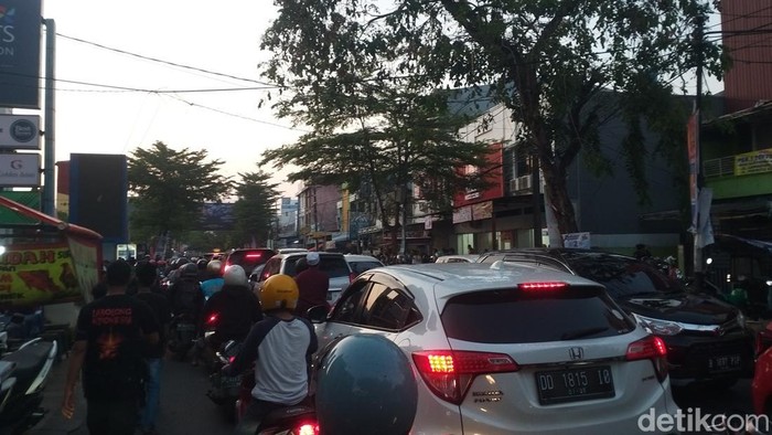 Arus lalu lintas (lalin) Jalan Andi Djemma, Makassar, Sulawesi Selatan (Sulsel) macet parah malam ini.