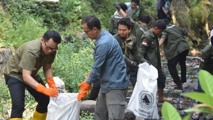 Pj Bupati Cirebon, Wahyu Mijaya saat pimpin aksi bersih-bersih sungai