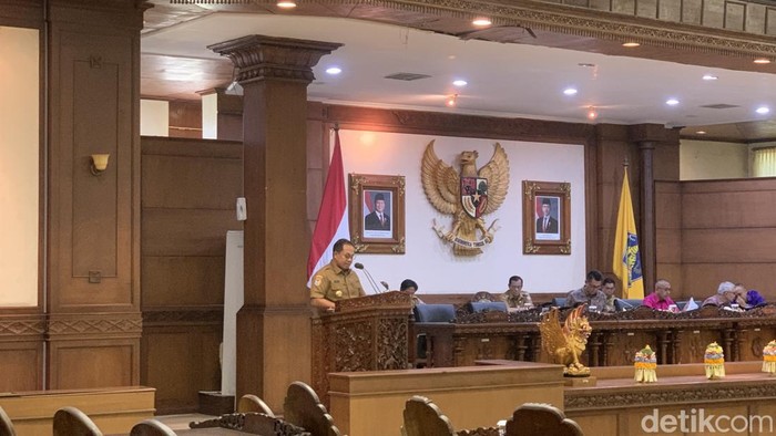 Pj Gubernur Bali Sang Made Mahendra Jaya saat menyampaikan pidatonya di rapat paripurna DPRD Bali, Senin (28/10/2024). (Rizki Setyo)