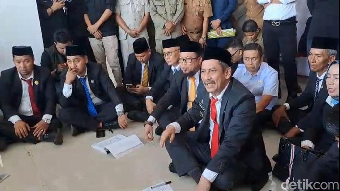 Pj Wali Kota Palopo Firmanza menerima massa demo dari ketua RT/RW di Gedung DPRD Palopo.