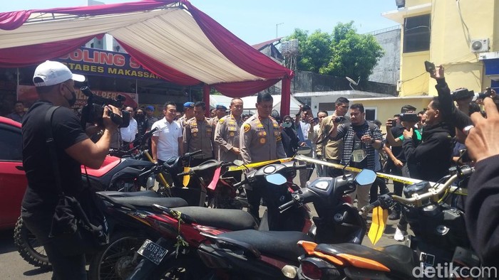 Polda Sulsel merilis kasus pengungkapan pencurian kendaraan motor di Mapolrestabes Makassar.