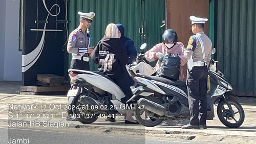 Polisi melakukan tindakan tilang kepada pelanggar lalu lintas di Jambi sat Operasi Zebra