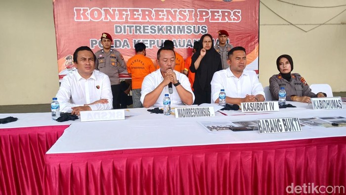 Polisi menangkap 3 pelaku penambang pasir ilegal di Batam, Kepulauan Riau.(Alamudin/detikcom)