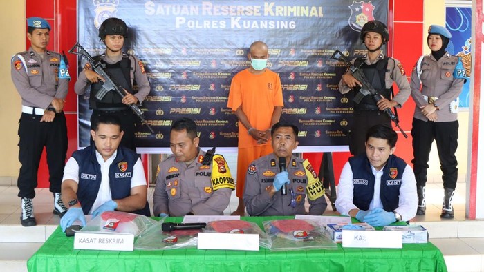 Polisi saat merilis kasus pembunuhan. (Dok. Humas Polres Kuansing)