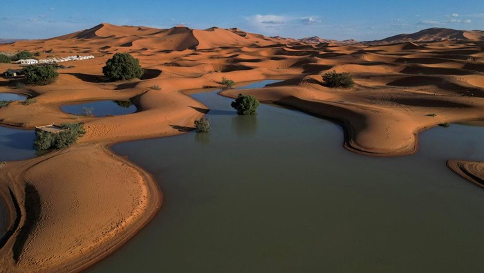Potret Gurun Sahara Terendam Banjir Langka A drone view shows sand dunes partially covered by floodwaters, after rare rainfall hit the area last September, in Merzouga, Morocco, October 24, 2024. REUTERS/Stelios Misinas TPX IMAGES OF THE DAY