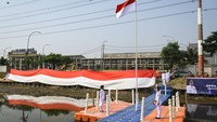 Suasana pengibaran bendera Merah Putih pada Apel Kebangsaan Hari Sumpah Pemuda di Kali Cisadane, Kota Tangerang, Banten, Senin (28/10/2024). Apel Kebangsaan tersebut digelar dalam rangka memperingati Hari Sumpah Pemuda ke-96 serta memperkuat semangat persatuan generasi muda penerus bangsa Indonesia. ANTARA FOTO/Sulthony Hasanuddin 