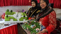Seorang guru dan siswa menunjukkan kerajinan miniatur tentang kehidupan ramah lingkungan yang dipamerkan dalam pameran gelar karya Festial Pelajar Pancasila di Balai Kota Semarang, Jawa Tengah, Senin (28/10/2024). Pameran yang diprakarsai Pemerintah Kota Semarang dan diikuti puluhan siswa tingkat SMA/SMK tersebut bertujuan untuk memperkenalkan hasil karya seni dari berbagai bidang kreativitas serta inovasi para pelajar sebagai bentuk implementasi program P5 Kurikulum Merdeka Belajar sekaligus dalam rangka memperingati Hari Sumpah Pemuda. ANTARA FOTO/Makna Zaezar 