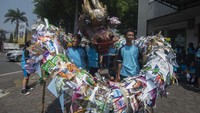 Sejumlah siswa SMP Stella Matutina membawa Liong Naga yang terbuat dari bahan daur sampah plastik saat mengikuti aksi muda jaga iklim di Salatiga, Jawa Tengah, Senin (28/10/2024). Selain untuk memperingati Hari Sumpah Pemuda, aksi itu sebagai bentuk edukasi dan kepedulian untuk menjaga lingkungan dengan mengelola sampah. ANTARA FOTO/Aloysius Jarot Nugroho 