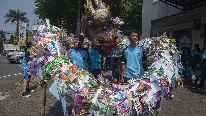 Potret Perayaan Hari Sumpah Pemuda di Berbagai Daerah Sejumlah siswa SMP Stella Matutina membawa Liong Naga yang terbuat dari bahan daur sampah plastik saat mengikuti aksi muda jaga iklim di Salatiga, Jawa Tengah, Senin (28/10/2024). Selain untuk memperingati Hari Sumpah Pemuda, aksi itu sebagai bentuk edukasi dan kepedulian untuk menjaga lingkungan dengan mengelola sampah. ANTARA FOTO/Aloysius Jarot Nugroho/aww.