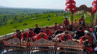 Seniman menampilkan kesenian gamelan khas Bali saat Festival Kebudayaan Muda Berbudaya di Daya Tarik Wisata (DTW) Jatiluwih, Tabanan, Bali, Minggu (27/10/2024). Kegiatan yang digelar oleh Balai Pelestarian Kebudayaan Wilayah XV tersebut mengusung tema Untuk Indonesia Emas sebagai rangkaian memperingati Hari Sumpah Pemuda sekaligus mempromosikan potensi pariwisata dan UMKM di kawasan itu. ANTARA FOTO/Nyoman Hendra Wibowo 