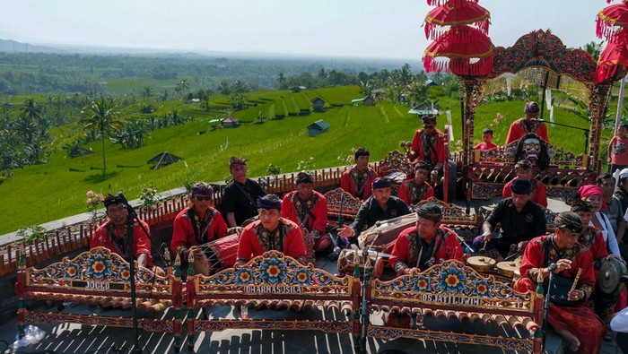 Potret Perayaan Hari Sumpah Pemuda di Berbagai Daerah Seniman menampilkan kesenian gamelan khas Bali saat Festival Kebudayaan Muda Berbudaya di Daya Tarik Wisata (DTW) Jatiluwih, Tabanan, Bali, Minggu (27/10/2024). Kegiatan yang digelar oleh Balai Pelestarian Kebudayaan Wilayah XV tersebut mengusung tema Untuk Indonesia Emas sebagai rangkaian memperingati Hari Sumpah Pemuda sekaligus mempromosikan potensi pariwisata dan UMKM di kawasan itu. ANTARA FOTO/Nyoman Hendra Wibowo/agr